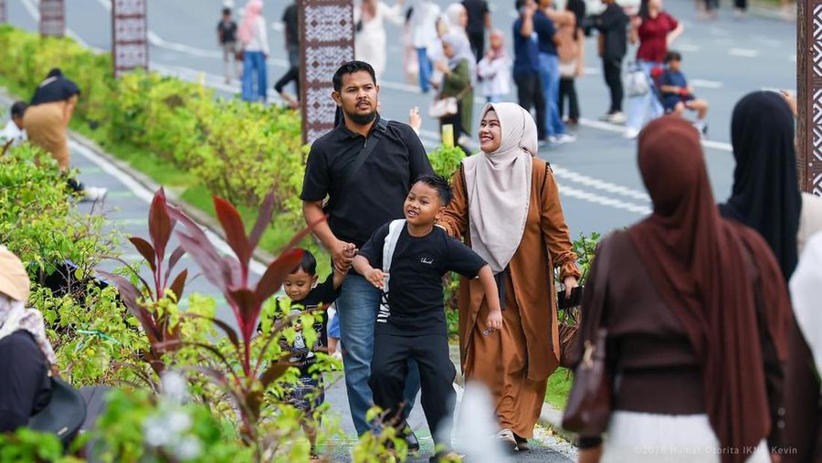 Sejumlah warga melihat langsung perkembangan Ibu Kota Nusantara di berbagai ruang publik. (Dok. Humas Otorita IKN)