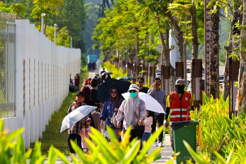 Sejumlah warga melihat langsung perkembangan Ibu Kota Nusantara di berbagai ruang publik. (Dok. Humas Otorita IKN)