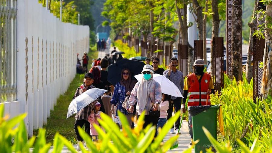 Sejumlah warga melihat langsung perkembangan Ibu Kota Nusantara di berbagai ruang publik. (Dok. Humas Otorita IKN)