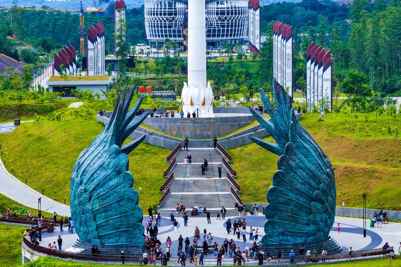 Sejumlah warga melihat langsung perkembangan Ibu Kota Nusantara di berbagai ruang publik. (Dok. Humas Otorita IKN)