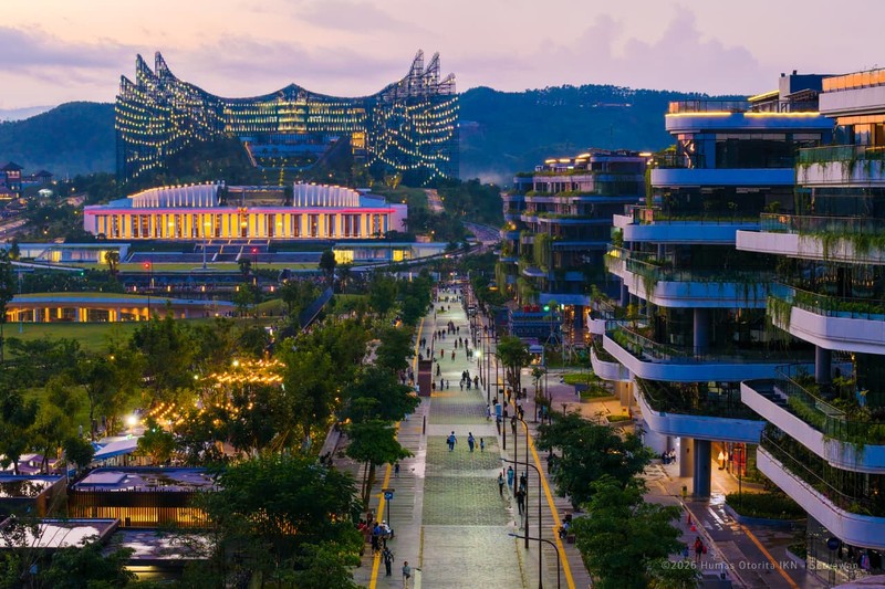 Sejumlah warga melihat langsung perkembangan Ibu Kota Nusantara di berbagai ruang publik. (Dok. Humas Otorita IKN)