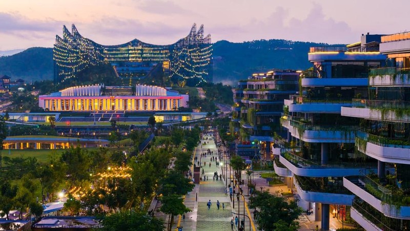 Sejumlah warga melihat langsung perkembangan Ibu Kota Nusantara di berbagai ruang publik. (Dok. Humas Otorita IKN)