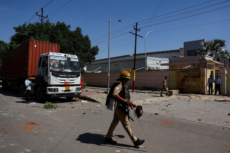 Aksi protes pekerja pabrik di kawasan industri Noida, pinggiran ibu kota India, memanas pada Senin (13/4) setelah memasuki hari keempat. (Tangkapan Layar Video Reuters/ANI)