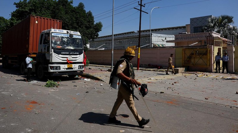 Aksi protes pekerja pabrik di kawasan industri Noida, pinggiran ibu kota India, memanas pada Senin (13/4) setelah memasuki hari keempat. (Tangkapan Layar Video Reuters/ANI)