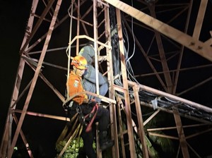 Remaja di Kolaka Ngambek-Panjat Tower Usai Dimarahi Ibunya