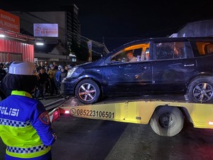 Mobil Tabrak Gerobak Nasi Goreng di Garut, Satu Orang Tewas