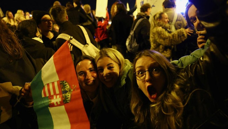 Sebuah tayangan drone menunjukkan orang-orang berkumpul untuk merayakan kemenangan di seberang Sungai Danube dari gedung Parlemen, setelah hasil sebagian pemilihan parlemen diumumkan, di Budapest, Hongaria, 12 April 2026. (REUTERS/Stringer)