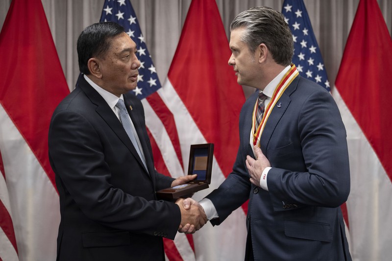 Secretary of War Pete Hegseth hosts a bilateral meeting with Indonesia Minister of Defense Sjafrie Sjamsoeddin at the Pentagon, Washington, D.C., April 13, 2026. (DoW photo by U.S. Navy Petty Officer 1st Class Eric Brann)