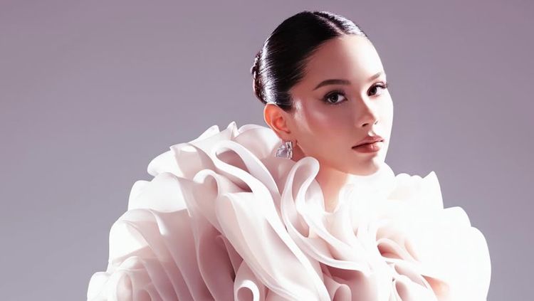 Gaya Dramatis Alyssa Daguise Pemotretan Maternity, Aksesorinya Seharga Rumah