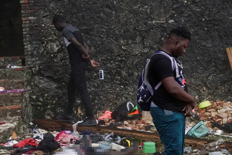 Orang-orang membantu membuat tandu untuk mengangkut jenazah korban setelah Departemen Perlindungan Sipil Haiti untuk wilayah Utara mengatakan bahwa insiden saling dorong menewaskan beberapa orang di Benteng Laferriere, sebuah benteng awal abad ke-19 yang dipenuhi oleh siswa dan pengunjung untuk perayaan tahunan situs Warisan Dunia UNESCO, di Milot, Haiti, 12 April 2026. (REUTERS/Richardson Ulysse)