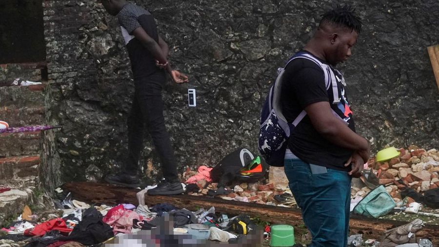 Orang-orang membantu membuat tandu untuk mengangkut jenazah korban setelah Departemen Perlindungan Sipil Haiti untuk wilayah Utara mengatakan bahwa insiden saling dorong menewaskan beberapa orang di Benteng Laferriere, sebuah benteng awal abad ke-19 yang dipenuhi oleh siswa dan pengunjung untuk perayaan tahunan situs Warisan Dunia UNESCO, di Milot, Haiti, 12 April 2026. (REUTERS/Richardson Ulysse)