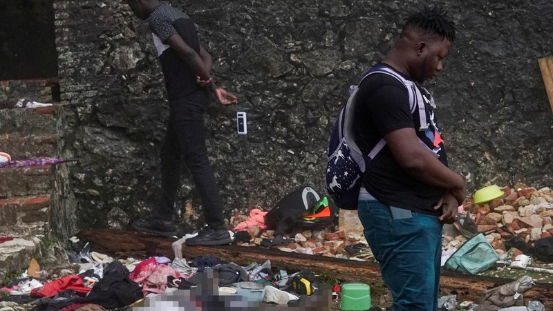 Orang-orang membantu membuat tandu untuk mengangkut jenazah korban setelah Departemen Perlindungan Sipil Haiti untuk wilayah Utara mengatakan bahwa insiden saling dorong menewaskan beberapa orang di Benteng Laferriere, sebuah benteng awal abad ke-19 yang dipenuhi oleh siswa dan pengunjung untuk perayaan tahunan situs Warisan Dunia UNESCO, di Milot, Haiti, 12 April 2026. (REUTERS/Richardson Ulysse)