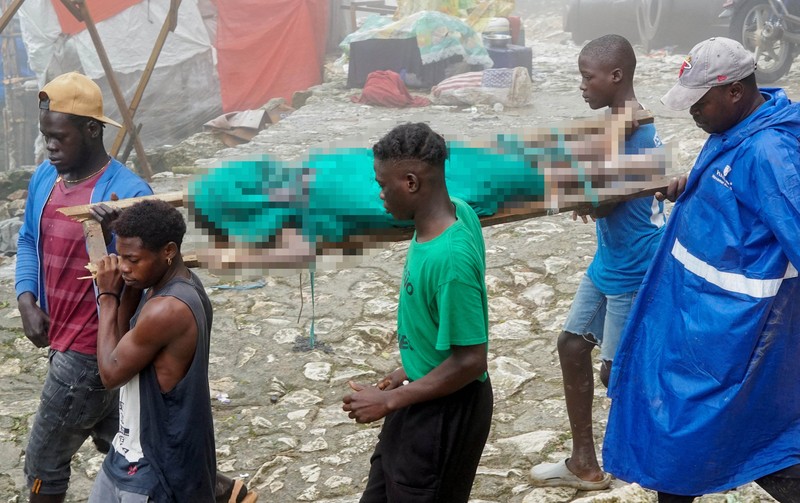 Orang-orang membantu membuat tandu untuk mengangkut jenazah korban setelah Departemen Perlindungan Sipil Haiti untuk wilayah Utara mengatakan bahwa insiden saling dorong menewaskan beberapa orang di Benteng Laferriere, sebuah benteng awal abad ke-19 yang dipenuhi oleh siswa dan pengunjung untuk perayaan tahunan situs Warisan Dunia UNESCO, di Milot, Haiti, 12 April 2026. (REUTERS/Richardson Ulysse)