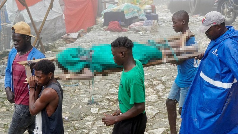 Orang-orang membantu membuat tandu untuk mengangkut jenazah korban setelah Departemen Perlindungan Sipil Haiti untuk wilayah Utara mengatakan bahwa insiden saling dorong menewaskan beberapa orang di Benteng Laferriere, sebuah benteng awal abad ke-19 yang dipenuhi oleh siswa dan pengunjung untuk perayaan tahunan situs Warisan Dunia UNESCO, di Milot, Haiti, 12 April 2026. (REUTERS/Richardson Ulysse)