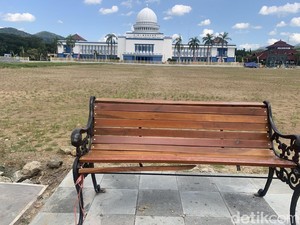 Baru Dibuka, Taman Kota Giri Menang Jadi Sasaran Vandalisme-Tempat Kencing