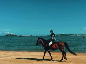 Serunya Berkuda Sembari Menikmati Sunset di Pantai Mertasari Sanur