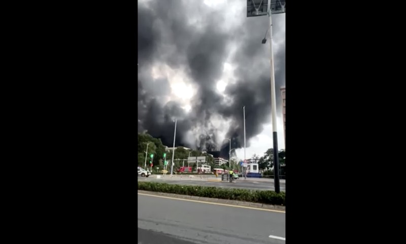 Asap mengepul dari kebakaran di tempat parkir BYD di kawasan industri Shenzhen, Shenzhen, provinsi Guangdong, Tiongkok, 14 April 2026, dalam tangkapan layar yang diperoleh dari video media sosial. Media sosial/via REUTERS