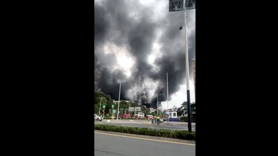 Asap mengepul dari kebakaran di tempat parkir BYD di kawasan industri Shenzhen, Shenzhen, provinsi Guangdong, Tiongkok, 14 April 2026, dalam tangkapan layar yang diperoleh dari video media sosial. Media sosial/via REUTERS