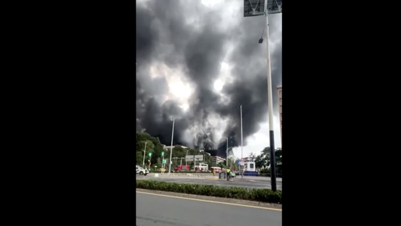 Asap mengepul dari kebakaran di tempat parkir BYD di kawasan industri Shenzhen, Shenzhen, provinsi Guangdong, Tiongkok, 14 April 2026, dalam tangkapan layar yang diperoleh dari video media sosial. Media sosial/via REUTERS