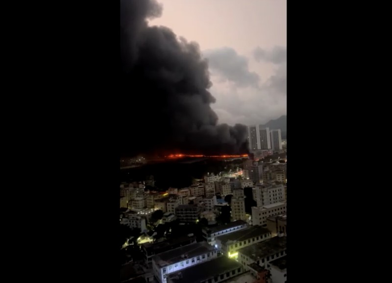 Asap mengepul dari kebakaran di tempat parkir BYD di kawasan industri Shenzhen, Shenzhen, provinsi Guangdong, Tiongkok, 14 April 2026, dalam tangkapan layar yang diperoleh dari video media sosial. Media sosial/via REUTERS