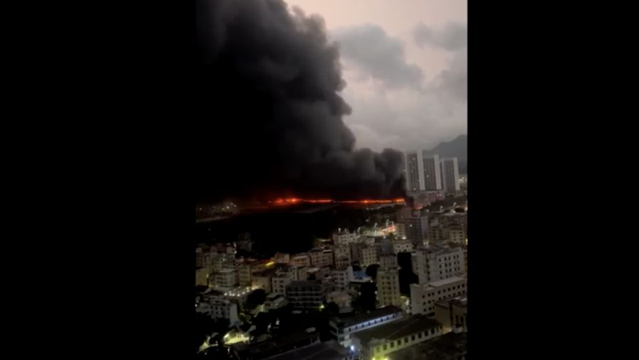 Asap mengepul dari kebakaran di tempat parkir BYD di kawasan industri Shenzhen, Shenzhen, provinsi Guangdong, Tiongkok, 14 April 2026, dalam tangkapan layar yang diperoleh dari video media sosial. Media sosial/via REUTERS