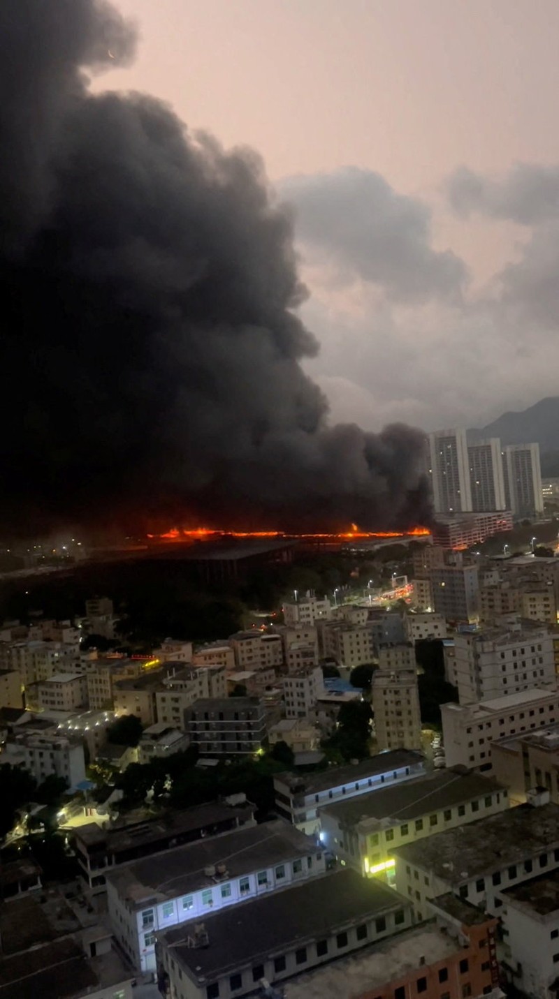 Asap mengepul dari kebakaran di tempat parkir BYD di kawasan industri Shenzhen, Shenzhen, provinsi Guangdong, Tiongkok, 14 April 2026, dalam tangkapan layar yang diperoleh dari video media sosial. Media sosial/via REUTERS