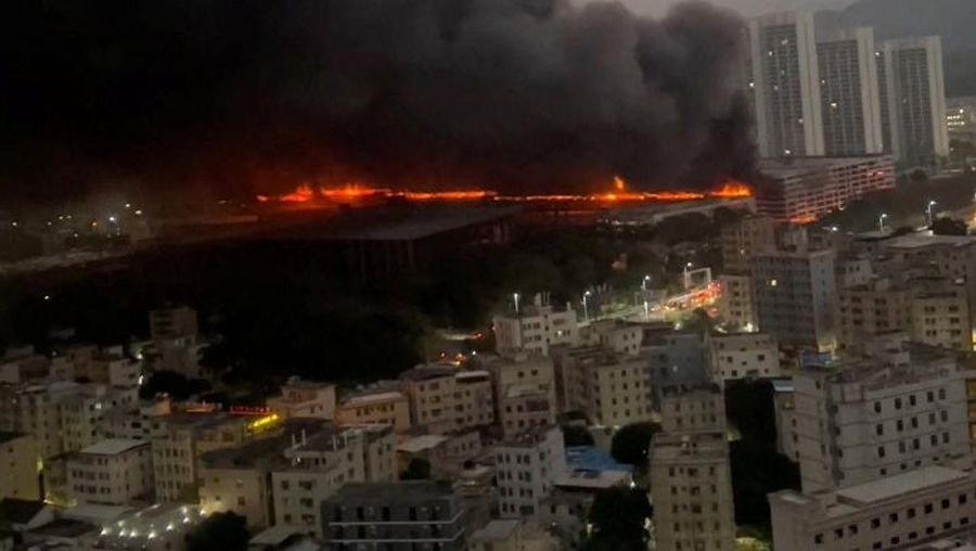 Asap mengepul dari kebakaran di tempat parkir BYD di kawasan industri Shenzhen, Shenzhen, provinsi Guangdong, Tiongkok, 14 April 2026, dalam tangkapan layar yang diperoleh dari video media sosial. Media sosial/via REUTERS