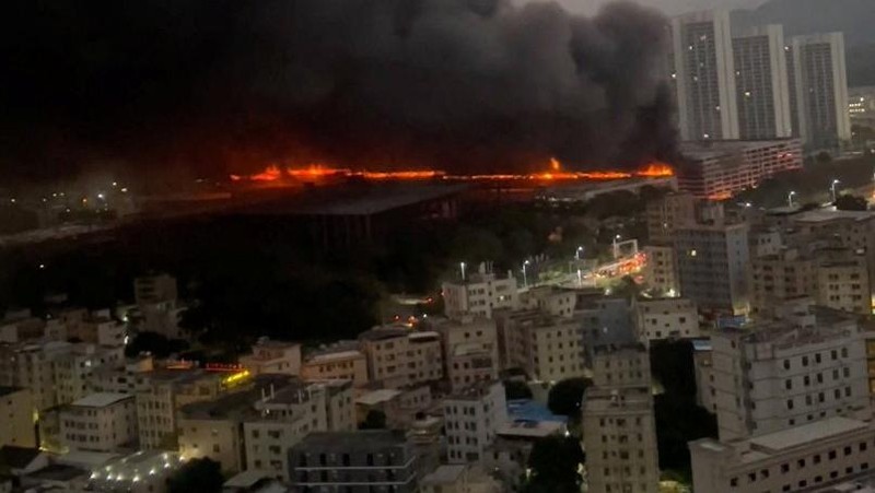 Asap mengepul dari kebakaran di tempat parkir BYD di kawasan industri Shenzhen, Shenzhen, provinsi Guangdong, Tiongkok, 14 April 2026, dalam tangkapan layar yang diperoleh dari video media sosial. Media sosial/via REUTERS