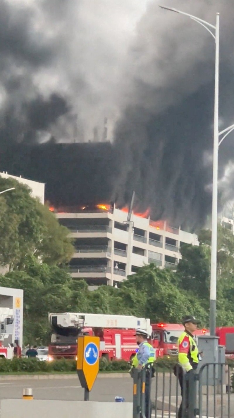 Asap mengepul dari kebakaran di tempat parkir BYD di kawasan industri Shenzhen, Shenzhen, provinsi Guangdong, Tiongkok, 14 April 2026, dalam tangkapan layar yang diperoleh dari video media sosial. Media sosial/via REUTERS