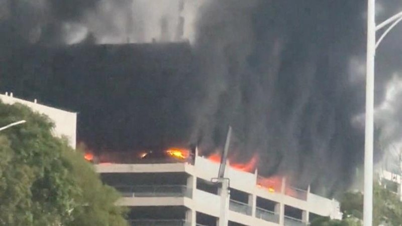 Asap mengepul dari kebakaran di tempat parkir BYD di kawasan industri Shenzhen, Shenzhen, provinsi Guangdong, Tiongkok, 14 April 2026, dalam tangkapan layar yang diperoleh dari video media sosial. Media sosial/via REUTERS