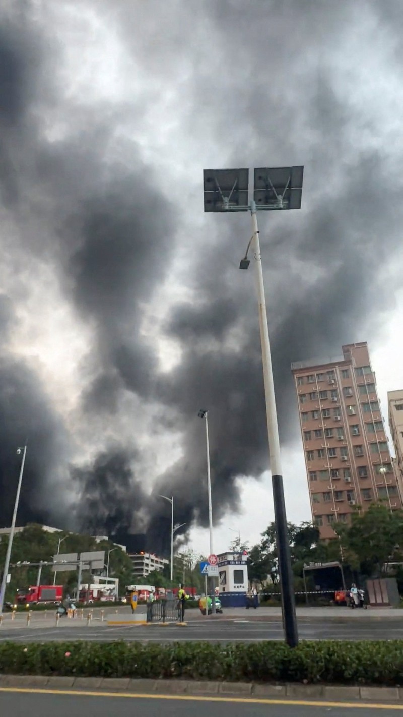 Asap mengepul dari kebakaran di tempat parkir BYD di kawasan industri Shenzhen, Shenzhen, provinsi Guangdong, Tiongkok, 14 April 2026, dalam tangkapan layar yang diperoleh dari video media sosial. Media sosial/via REUTERS