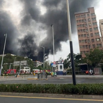 Gedung Parkir BYD Terbakar, Asap Hitam Mengepul