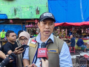 Bos Bulog Dicurhati Pedagang soal Harga Plastik Naik Gila-gilaan