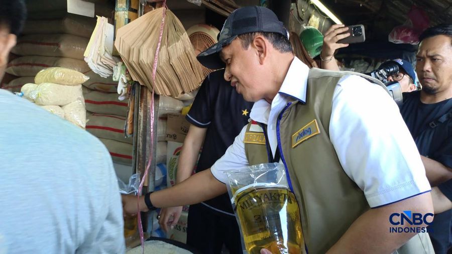 Direktur Utama Perum Bulog Ahmad Rizal Ramdhani saat melakukan inspeksi mendadak (sidak) di Pasar Minggu, Jakarta Selatan, Selasa (14/3/2026). (CNBC Indonesia/Martyasari Rizky)