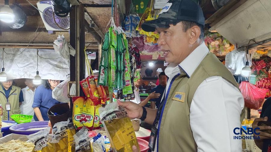 Direktur Utama Perum Bulog Ahmad Rizal Ramdhani saat melakukan inspeksi mendadak (sidak) di Pasar Minggu, Jakarta Selatan, Selasa (14/3/2026). (CNBC Indonesia/Martyasari Rizky)