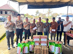 Rumah Panggung Terbakar, Polres OKU Selatan Turun Beri Bantuan ke Warga