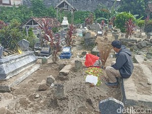 Jenazah Yai Mim Dimakamkan Jelang Tengah Malam Begitu Tiba di Blitar