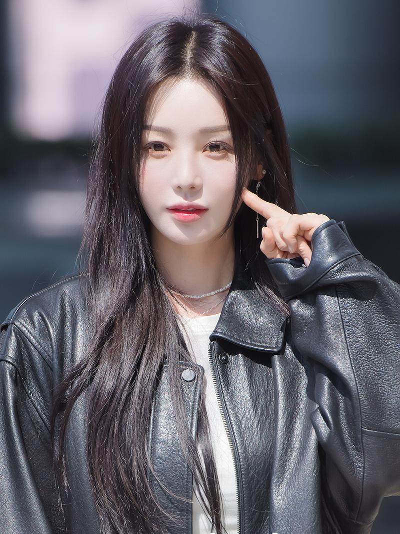 Bak Vampir Imut, Idol KPop Ini Viral di Usia 43 Tahun, Visualnya Bikin Gemas