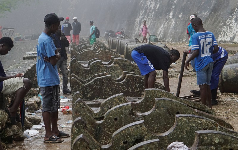 Orang-orang membantu membuat tandu untuk mengangkut jenazah korban setelah Departemen Perlindungan Sipil Haiti untuk wilayah Utara mengatakan bahwa insiden saling dorong menewaskan beberapa orang di Benteng Laferriere, sebuah benteng awal abad ke-19 yang dipenuhi oleh siswa dan pengunjung untuk perayaan tahunan situs Warisan Dunia UNESCO, di Milot, Haiti, 12 April 2026. (REUTERS/Richardson Ulysse)