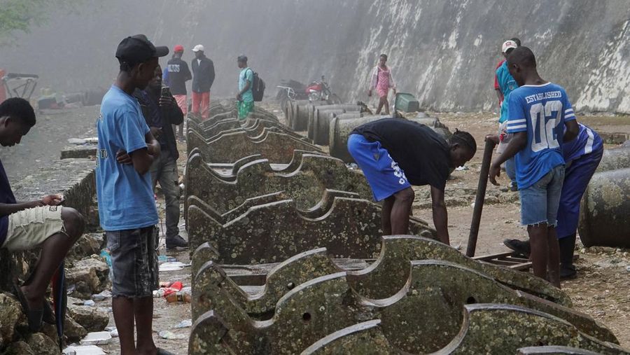 Orang-orang membantu membuat tandu untuk mengangkut jenazah korban setelah Departemen Perlindungan Sipil Haiti untuk wilayah Utara mengatakan bahwa insiden saling dorong menewaskan beberapa orang di Benteng Laferriere, sebuah benteng awal abad ke-19 yang dipenuhi oleh siswa dan pengunjung untuk perayaan tahunan situs Warisan Dunia UNESCO, di Milot, Haiti, 12 April 2026. (REUTERS/Richardson Ulysse)