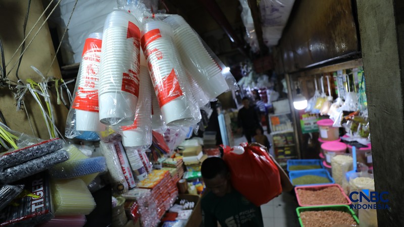 Para pedagang di pasar tradisional di Jakarta mulai membatasi penggunaan kantong plastik, Selasa (14/4/2026). (CNBC Indonesia/Tri Susilo)