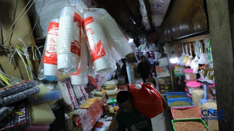 Para pedagang di pasar tradisional di Jakarta mulai membatasi penggunaan kantong plastik, Selasa (14/4/2026). (CNBC Indonesia/Tri Susilo)