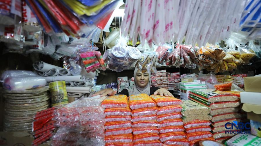 Para pedagang di pasar tradisional di Jakarta mulai membatasi penggunaan kantong plastik, Selasa (14/4/2026). (CNBC Indonesia/Tri Susilo)