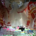 Para pedagang di pasar tradisional di Jakarta mulai membatasi penggunaan kantong plastik, Selasa (14/4/2026). (CNBC Indonesia/Tri Susilo)