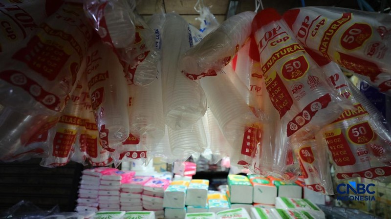 Para pedagang di pasar tradisional di Jakarta mulai membatasi penggunaan kantong plastik, Selasa (14/4/2026). (CNBC Indonesia/Tri Susilo)