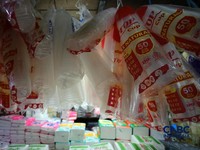 Para pedagang di pasar tradisional di Jakarta mulai membatasi penggunaan kantong plastik, Selasa (14/4/2026). (CNBC Indonesia/Tri Susilo)