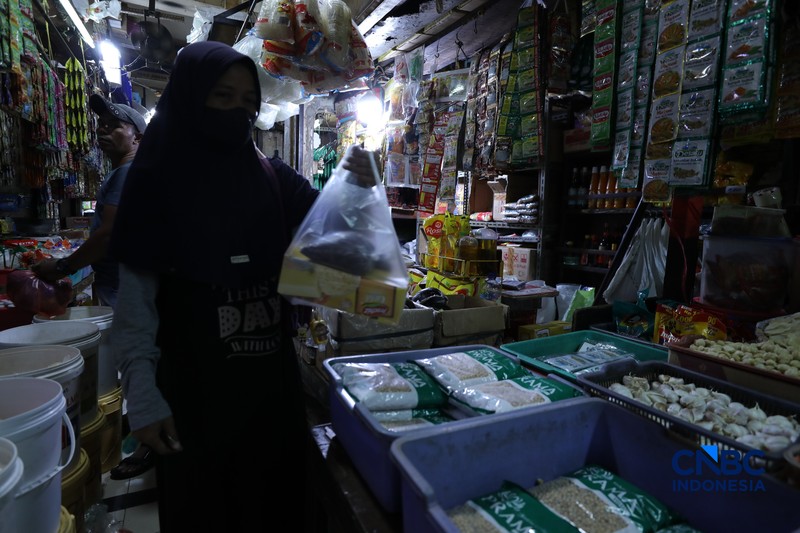 Para pedagang di pasar tradisional di Jakarta mulai membatasi penggunaan kantong plastik, Selasa (14/4/2026). (CNBC Indonesia/Tri Susilo)