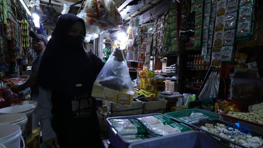 Para pedagang di pasar tradisional di Jakarta mulai membatasi penggunaan kantong plastik, Selasa (14/4/2026). (CNBC Indonesia/Tri Susilo)