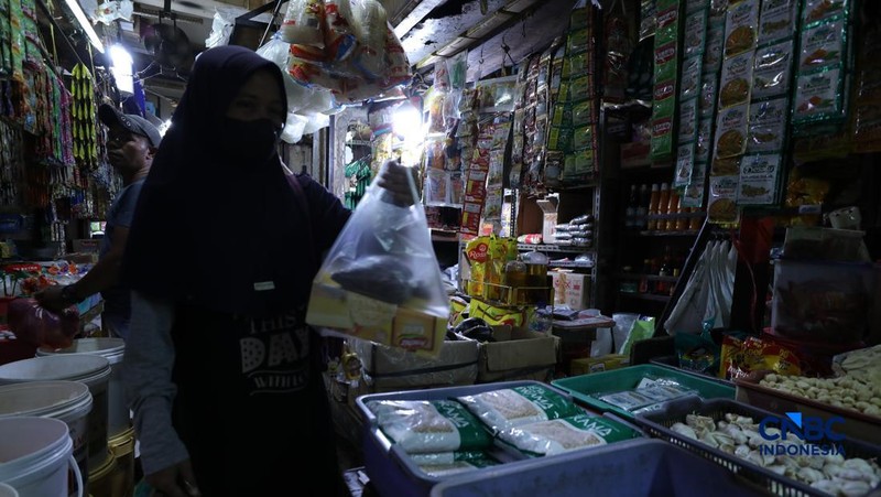 Para pedagang di pasar tradisional di Jakarta mulai membatasi penggunaan kantong plastik, Selasa (14/4/2026). (CNBC Indonesia/Tri Susilo)