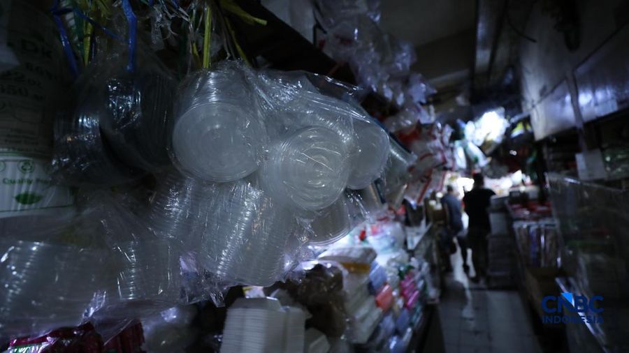 Para pedagang di pasar tradisional di Jakarta mulai membatasi penggunaan kantong plastik, Selasa (14/4/2026). (CNBC Indonesia/Tri Susilo)